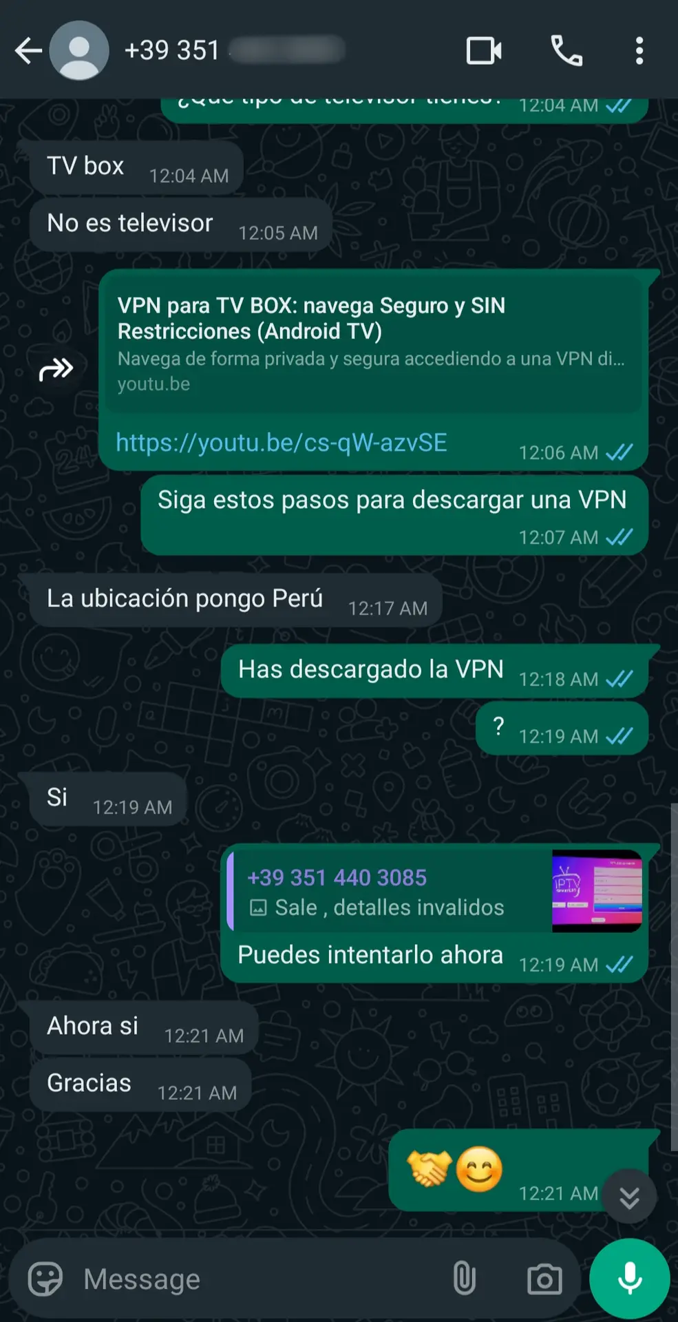 WhatsApp chat in Spanish about setting up a VPN for a TV box to access IPTV Latino, sharing a YouTube link, mentioning Peru as the location, and including a screenshot with an error message about invalid details.